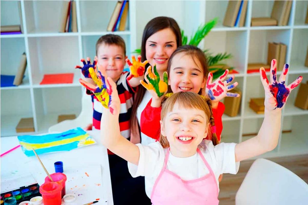 El papel de nannies y educadores en el aprendizaje temprano